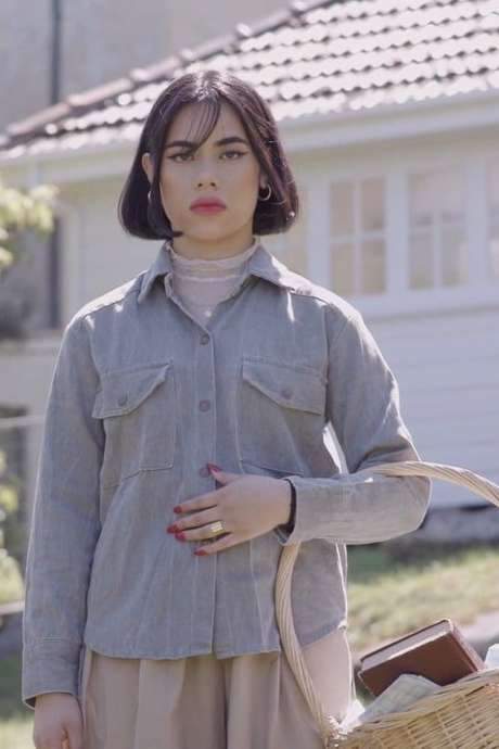    In this experimental fashion film, a young woman enjoys a peaceful, secluded picnic before venturing into the bustling city.  